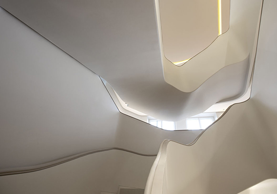 Site Web : <a href='https://www.hermes.com' target='_blank'>www.hermes.com</a>